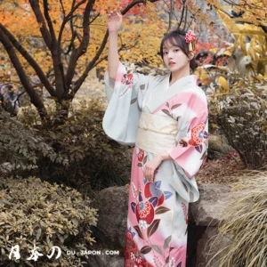 Femme en kimono traditionnel au milieu des feuilles dautomne, élégance et beauté naturelle.