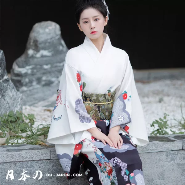 Femme en kimono blanc fleuri, sérénité et élégance dans un jardin japonais.