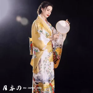 Femme en kimono blanc élégant, fan à la main, exprimant sérénité et beauté japonaise.