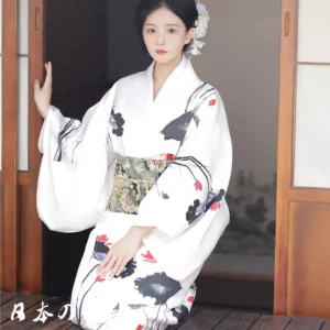 Femme en kimono blanc élégant avec motifs floraux, mettant en valeur la beauté traditionnelle japonaise.