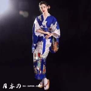 Femme en kimono bleu traditionnel avec accessoires élégants et sandales geta.