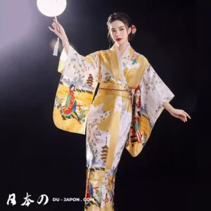 Femme en kimono doré avec lanterne, élégance traditionnelle et festive.