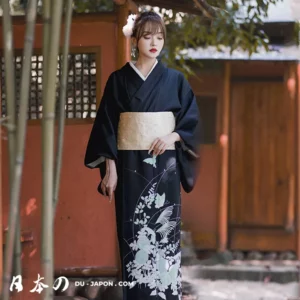 Femme en kimono noir élégant avec fleurs, dans un cadre japonais serein et lumineux.