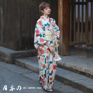 Femme en kimono floral élégant devant une architecture traditionnelle japonaise.