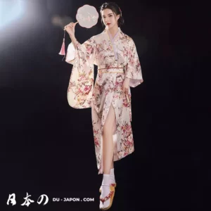 Femme en kimono floral élégant avec éventail, symbole de la culture japonaise.