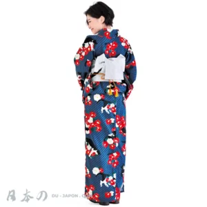 Femme en kimono floral bleu avec obi blanc, alliant tradition et modernité.