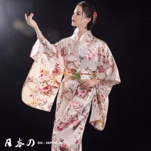 Femme en kimono floral élégant, symbole de grâce et beauté traditionnelle japonaise.