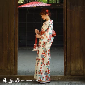 Femme en kimono floral avec parasol, élégance japonaise dans un cadre traditionnel.