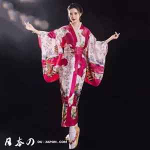 Femme en kimono fuchsia, élégance traditionnelle japonaise avec motifs floraux et accessoires authentiques.