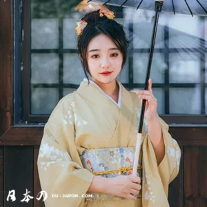 Femme en kimono jaune avec parasol, élégance traditionnelle japonaise dans une ambiance sereine.