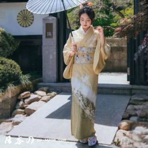 Femme en kimono jaune avec parasol dans un jardin japonais paisible et élégant.