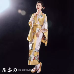 Femme en kimono jaune floral, élégante et traditionnelle, mettant en valeur l’artisanat japonais.