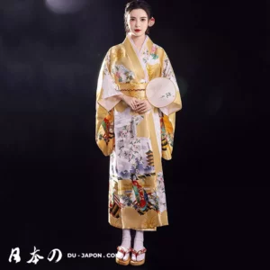 Femme en kimono doré, élégance traditionnelle japonaise avec éventail.