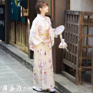 Femme en kimono pastel dans un cadre japonais traditionnel, élégance et culture réunies.