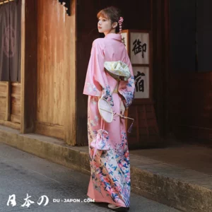 Femme en kimono rose avec motifs floraux, évoquant sérénité et tradition japonaise.