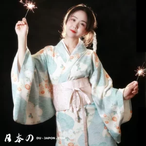 Femme en kimono pastel avec des étincelles, célébration nocturne traditionnelle et moderne.