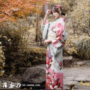 Femme en kimono traditionnel dans un cadre naturel, évoquant lélégance japonaise en automne.