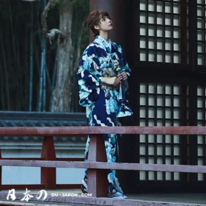 Femme en kimono traditionnel japonais, élégante et sereine dans un cadre culturel.