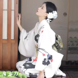 Femme en kimono blanc fleuri, élégante et sereine dans un cadre traditionnel japonais.