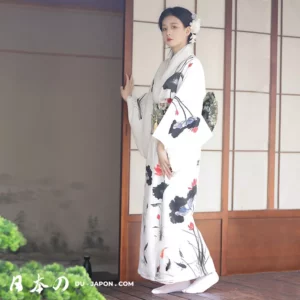 Femme en kimono blanc élégant avec motifs floraux noirs, sérénité et grâce japonaise.