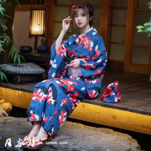 Femme en kimono bleu floral, reflet de la sérénité et de la culture japonaise.