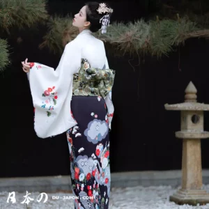 Femme en kimono traditionnel japonais, élégance florale et harmonie avec la nature.