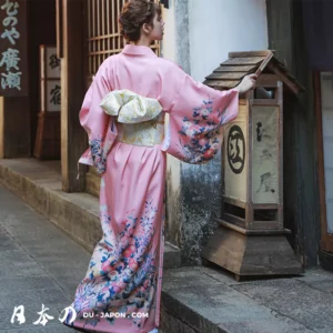 Femme en kimono élégant dans un décor japonais traditionnel, symbole de beauté et de culture.