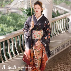 Femme en kimono traditionnel avec parasol dans un jardin paisible et élégant.