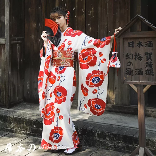 Femme en kimono traditionnel avec fleurs de pavot, ambiance sereine et élégante.