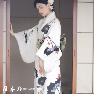 Femme en kimono floral blanc, rouge et bleu, capturant lélégance japonaise et la sérénité.