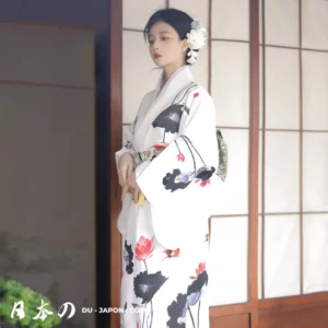 Femme en kimono japonais floral, élégance et sérénité dans un cadre traditionnel.