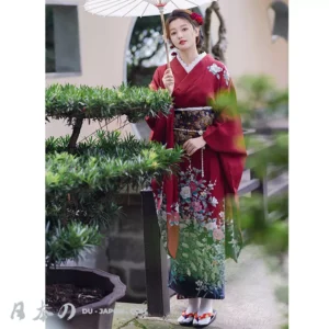 Femme en kimono traditionnel japonais, élégante avec parasol dans un jardin paisible.