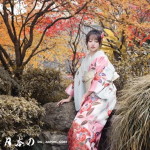 Femme en kimono dans un jardin automnal, symbole de sérénité et de beauté japonaise.