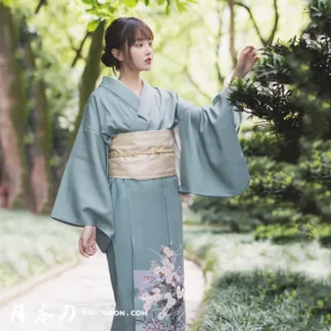 Femme en kimono traditionnel dans un jardin serein, beauté et élégance de la nature.