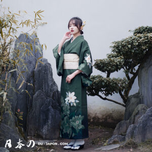 Jeune femme en kimono élégant dans un jardin serein, fleuri et traditionnel.