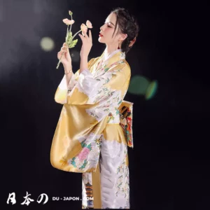 Femme en kimono jaune, fleurs roses, élégante et sereine, reflet de la culture japonaise.