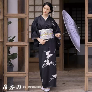 Femme en kimono noir avec fleurs blanches, parasol lilas, ambiance sereine et élégante.