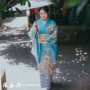 Femme en kimono traditionnel, parasol à la main, dans un jardin paisible.