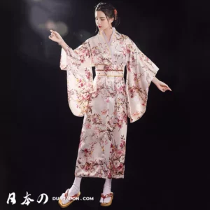 Femme en kimono pastel fleuri, élégance traditionnelle japonaise pour le printemps.