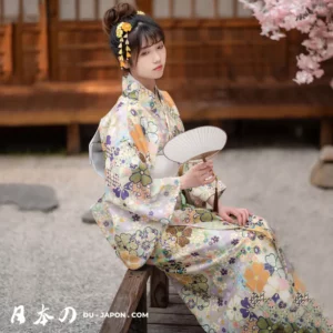 Femme en kimono pastel dans un jardin japonais, tenant un éventail, moment de sérénité.