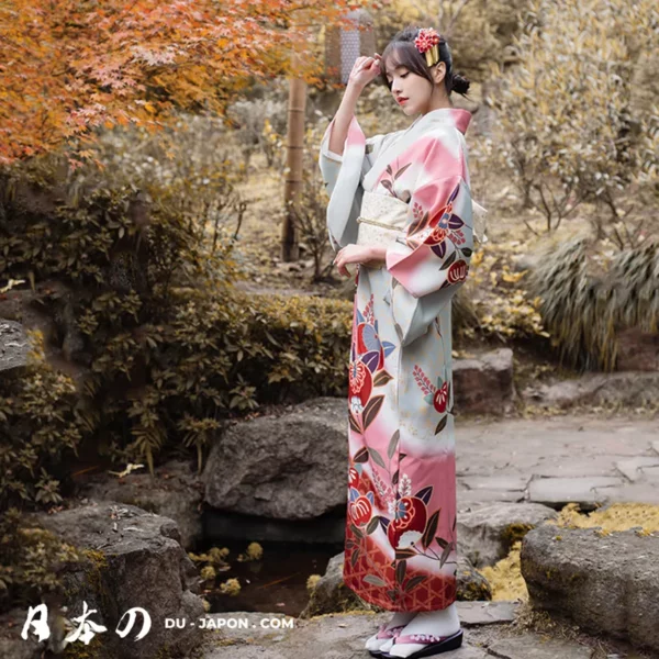 Femme en kimono pastel dans un jardin dautomne, élégance et harmonie avec la nature.