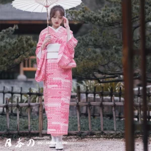 Femme en kimono rose dans un jardin japonais, tenant un parasol, élégance et sérénité.