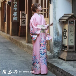 Femme en kimono rose dans un cadre japonais historique, capturant la sérénité et la beauté.