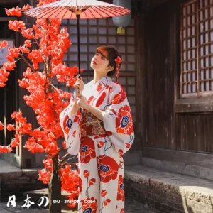 Femme en kimono traditionnel avec parasol parmi des cerisiers artificiels en arrière-plan.