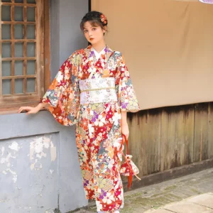 Femme en kimono rouge floral, élégance traditionnelle et charme japonais.