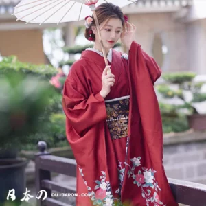 Femme en kimono rouge dans un jardin paisible, élégance japonaise intemporelle.