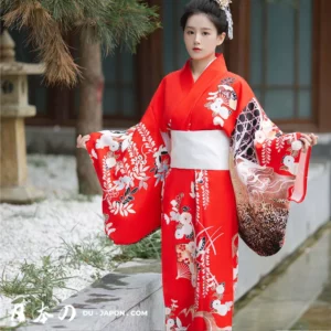 Femme en kimono rouge traditionnel, élégance et sérénité dans un cadre japonais.