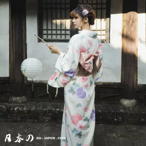 Femme en kimono traditionnel japonais, fleurs délicates, ambiance sereine et élégance intemporelle.