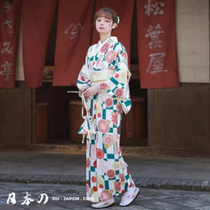 Femme en kimono traditionnel japonais, élégance florale et décor culturel.