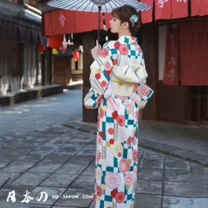 Femme en kimono traditionnel japonais avec parasol, dans un décor pittoresque et nostalgique.